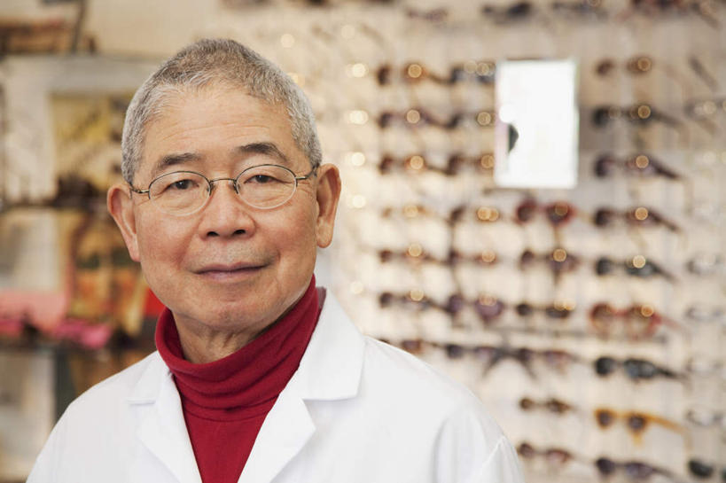 东方人,一个人,商店,站,笑,微笑,横图,室内,白天,正面,工作服,毛衣,制服,镜子,亚洲,仅一个男性,仅一个人,朦胧,模糊,墨镜,眼镜,注视,黄种人,商铺,太阳镜,太阳眼镜,观察,看,站着,仅一个老年男性,遮阳镜,观看,老花镜,镜像,验光师,察看,镜面,关注,线衫,眼镜店,市肆,商号,工作制服,远视眼镜,老年男性,男人,男性,亚洲人,站立,半身,彩图,工作套服,绒衣,套衫,套头毛衣,线衣,店铺