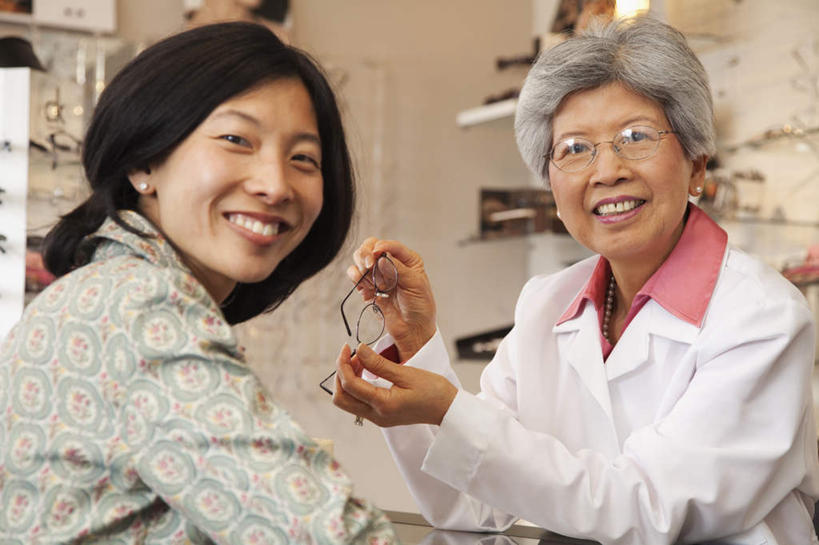 东方人,两个人,商店,站,笑,微笑,露齿笑,横图,室内,白天,正面,工作服,制服,亚洲,握,服装,眼镜,拿,拿着,扭头,注视,休闲装,黄种人,商铺,顾客,装饰品,衣服,耳环,饰品,首饰,观察,看,站着,转头,休闲,休闲服,握着,服饰,观看,老花镜,验光师,察看,关注,眼镜店,耳饰,市肆,商号,工作制服,主顾,远视眼镜,老年女性,女人,女性,中年女性,亚洲人,站立,半身,彩图,工作套服,店铺