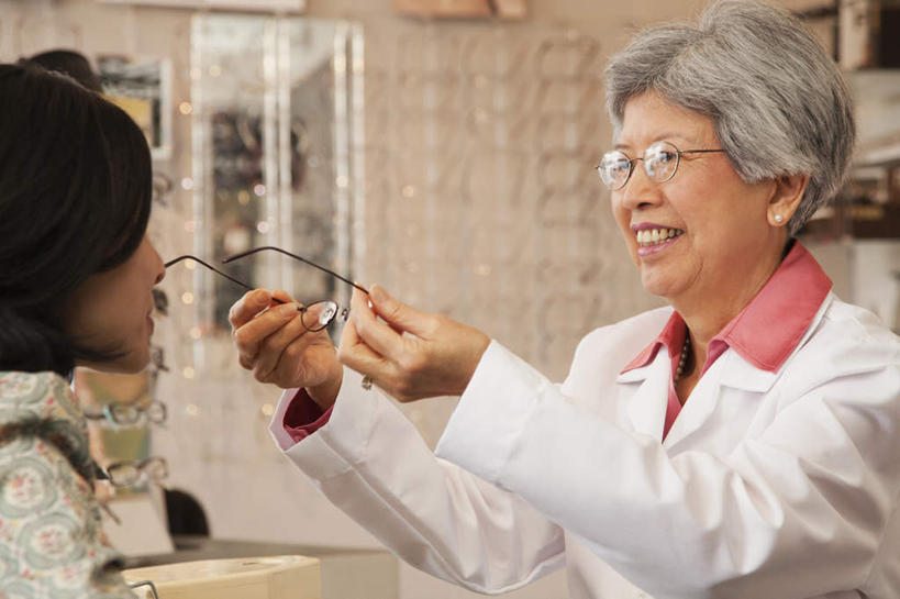 东方人,两个人,商店,站,笑,微笑,露齿笑,横图,室内,白天,侧面,工作服,制服,亚洲,握,服装,包,公文包,眼镜,拿,拿着,注视,休闲装,黄种人,商铺,衣服,观察,看,站着,休闲,休闲服,握着,服饰,公事包,观看,老花镜,验光师,察看,关注,近视眼镜,眼镜店,市肆,商号,工作制服,远视眼镜,老年女性,女人,女性,中年女性,亚洲人,站立,半身,彩图,工作套服,店铺