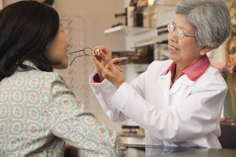 东方人,两个人,商店,站,笑,微笑,露齿笑,横图,室内,白天,正面,工作服,制服,桌面,桌子,亚洲,握,服装,木制,眼镜,拿,拿着,注视,休闲装,黄种人,商铺,衣服,木制品,观察,看,站着,休闲,休闲服,握着,服饰,观看,验光师,察看,关注,近视眼镜,眼镜店,市肆,商号,工作制服,老年女性,女人,女性,中年女性,亚洲人,站立,半身,彩图,工作套服,店铺