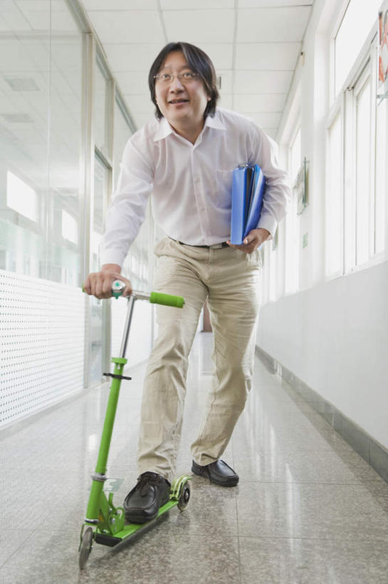 东方人,一个人,站,笑,微笑,露齿笑,竖图,室内,白天,仰视,锻炼,运动,窗户,落地窗,亚洲,仅一个男性,仅一个人,仅一个中年男性,弯腰,握,走道,走廊,过道,拿,拿着,注视,黄种人,极限运动,踩,玻璃窗,踩着,观察,看,站着,滑板车,握着,滑板,观看,察看,关注,文件架,资料架,弯身,文件框,文件座,资料档,资料座,体育,男人,男性,中年男性,亚洲人,站立,彩图,低角度拍摄,全身,健身,滑板运动