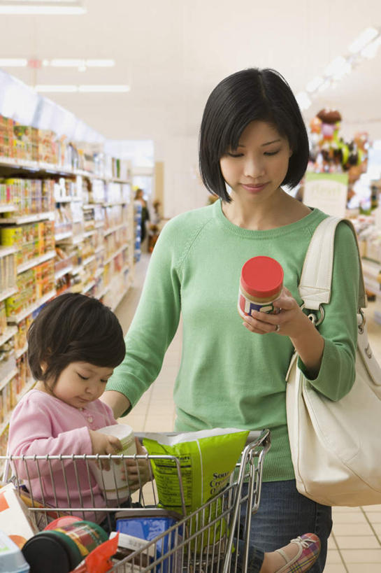 东方人,西方人,儿童,两个人,家庭,母亲,女儿,商店,站,坐,笑,微笑,露齿笑,竖图,室内,白天,正面,购物,纯洁,消费,超市,购物车,欧洲,欧洲人,亚洲,握,服装,包,皮包,拿,拿着,注视,休闲装,黄种人,车,小孩,衣服,手推车,低头,观察,看,站着,休闲,温暖,温馨,母女,一家人,休闲服,可爱,母爱,童年,童趣,握着,金融,百货,菱角,服饰,观看,单肩包,和睦,察看,便利,存放,关注,载具,选购,贸易,童真,百货公司,烂漫,无邪,快捷,血拼,方便,寄存,寄放,暂存,芰实,菱实,乌菱,天真,年轻女性,女孩,女人,女性,白种人,亚洲人,孩子,年轻人,超级市场,大卖场,站立,坐着,半身,彩图,购物商场,购物中心,商业中心,融洽,女生