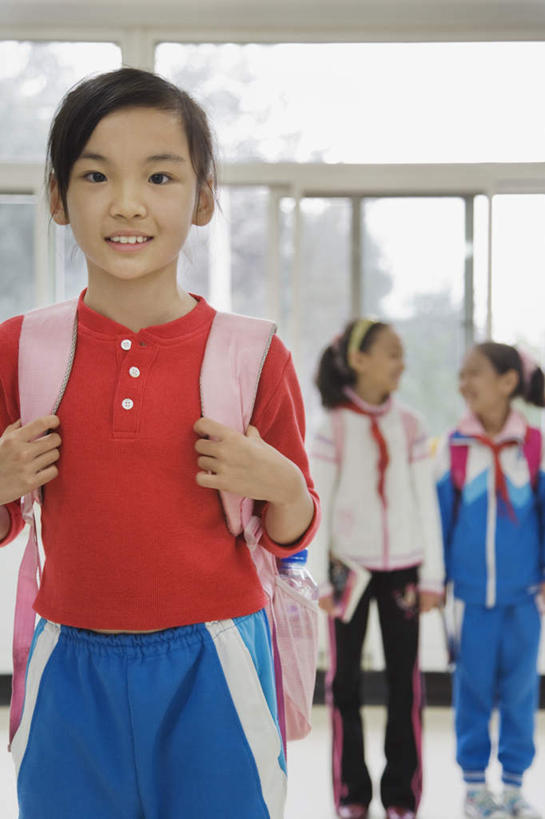 东方人,儿童,三个人,伙伴,朋友,学校,教学楼,站,笑,微笑,露齿笑,竖图,室内,白天,正面,制服,友谊,纯洁,窗户,落地窗,亚洲,握,服装,装饰,包,书包,头饰,扭头,注视,休闲装,黄种人,领巾,校园,玻璃窗,小孩,衣服,背包,发箍,发饰,饰品,围巾,观察,看,站着,转头,休闲,教室,同学,校服,休闲服,可爱,童年,童趣,握着,服饰,头箍,观看,华丽,修饰,点缀,察看,校友,关注,发卡,童真,烂漫,无邪,配饰,红领巾,学生服,衬托,美观,雅致,雅观,同窗,学友,天真,友情,女孩,女人,女性,亚洲人,站立,半身,彩图,教学大楼,双肩包,女生
