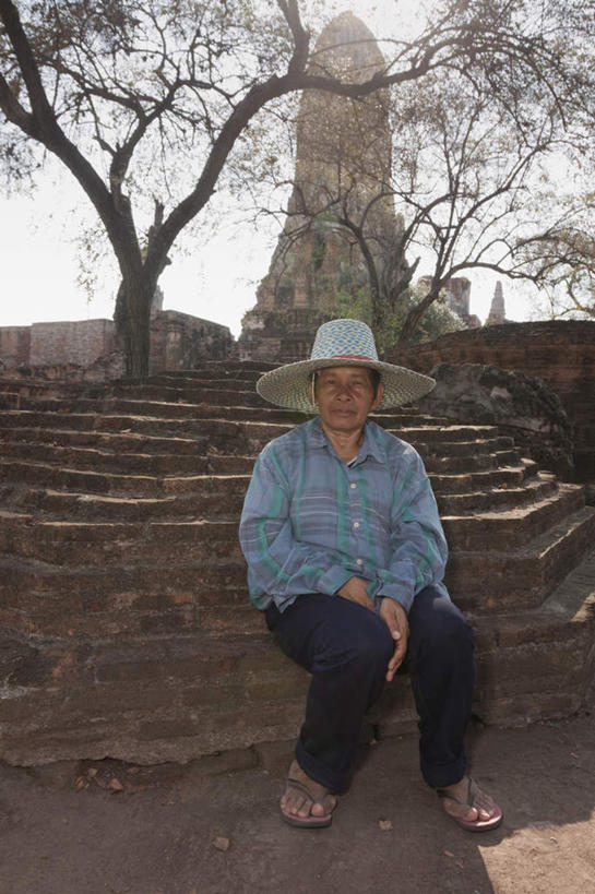 东方人,一个人,寺庙,坐,竖图,室外,白天,正面,植物,楼梯,帽子,亚洲,仅一个男性,仅一个人,仅一个中年男性,服装,草帽,阶梯,塔,注视,休闲装,黄种人,宝塔,台阶,树,树木,衣服,绿色,自然,庙宇,观察,看,休闲,休闲服,服饰,生长,成长,观看,察看,关注,浮图,浮屠,男人,男性,中年男性,亚洲人,坐着,彩图,全身,庙,寺