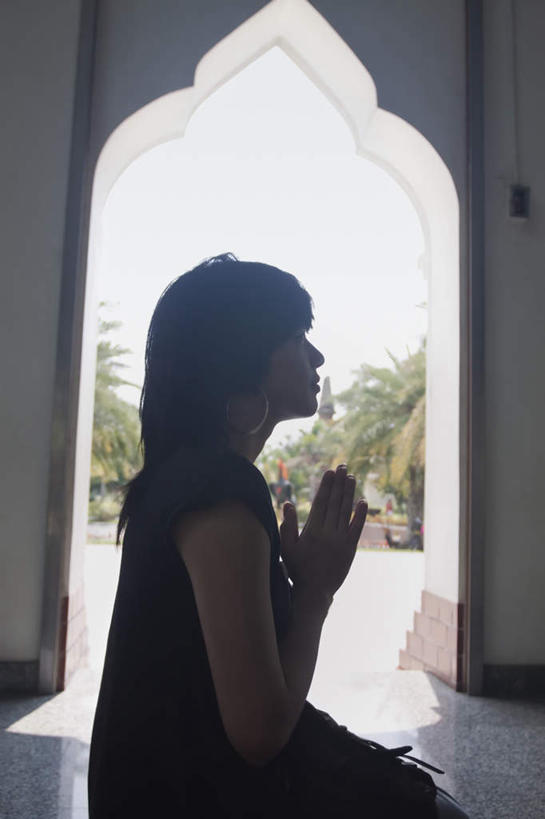 东方人,一个人,寺庙,坐,跪,竖图,室内,白天,侧面,植物,门,泰国,亚洲,仅一个年轻女性,仅一个女性,仅一个人,阴影,服装,节日,光线,影子,背光,燃烧,祝福,注视,休闲装,黄种人,文化,大城,树,树木,虔诚,衣服,绿色,阳光,自然,香火,门框,庙宇,观察,看,祈祷,双手合十,休闲,健康,休闲服,许愿,宗教,服饰,东南亚,信仰,生长,成长,观看,纪念,祈求,察看,关注,感谢,合掌,逆光,合十礼,合掌礼,泰王国,合十,莲华合掌,感恩,阿育他耶府,大城府,平安,年轻女性,女人,女性,亚洲人,跪着,坐着,半身,彩图,庙,寺