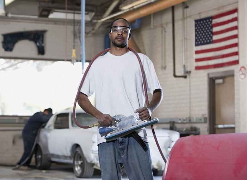 西方人,两个人,伙伴,朋友,机修工,工厂,站,横图,室内,白天,仰视,友谊,安全,合作,团队,车间,汽车,旗帜,国旗,欧洲,非洲,黑人,欧洲人,弯腰,握,服装,破碎,工具,眼镜,墙,防护,拿,拿着,注视,休闲装,星条旗,墙壁,墙面,车,工人,衣服,交通工具,轿车,观察,看,站着,休闲,休闲服,战略,握着,美国国旗,服饰,观看,护目镜,保护,察看,切割,关注,载具,保险,整形,保全,周全,安稳,安定,弯身,联合,合谋,安全防护眼镜,磨砂机,配合,平安,协作,男人,男性,年轻男性,白种人,非洲人,机械师,机修工人,旗,站立,半身,彩图,低角度拍摄,制造厂,美利坚合众国国旗,防护眼镜,割