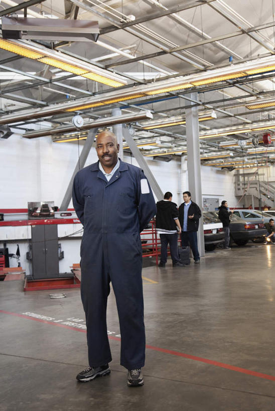 东方人,西方人,伙伴,朋友,机修工,工厂,站,说,竖图,室内,白天,正面,工作服,制服,讨论,友谊,合作,团队,车间,欧洲,非洲,黑人,欧洲人,亚洲,五个人,许多人,注视,黄种人,工人,观察,看,站着,一群人,战略,观看,察看,关注,背手,联合,合谋,工作制服,交流,配合,协作,男人,男性,年轻男性,中年男性,白种人,非洲人,亚洲人,机械师,机修工人,沟通,讲话,交谈,商讨,说话,谈话,站立,彩图,全身,工作套服,制造厂