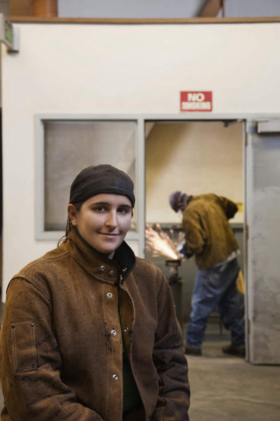 西方人,背部,两个人,伙伴,朋友,站,笑,微笑,露齿笑,竖图,室内,白天,正面,工作服,制服,友谊,安全,合作,团队,欧洲,欧洲人,连接,握,组合,防护,拿,拿着,注视,工人,建筑工地,观察,看,站着,战略,握着,观看,保护,电焊,焊接,察看,紧固,关注,面罩,拼接,拼凑,保险,焊枪,拼合,凑集,聚合,撮合,保全,周全,安稳,安定,牢固,联合,合谋,地盘,建筑地盘,施工地盘,电弧焊,工作制服,配合,平安,协作,年轻女性,女人,女性,白种人,站立,半身,彩图,工作套服,工地,电焊面罩