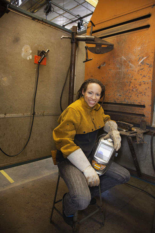 西方人,一个人,机修工,坐,笑,微笑,露齿笑,竖图,室内,白天,正面,工作服,制服,安全,机器,欧洲,非洲,黑人,欧洲人,仅一个年轻女性,仅一个女性,仅一个人,握,眼镜,防护,拿,拿着,注视,工人,手套,建筑工地,观察,看,机械,握着,观看,护目镜,保护,察看,关注,面罩,保险,保全,周全,安稳,安定,防护手套,地盘,建筑地盘,施工地盘,安全防护眼镜,磨光机,工作制服,平安,年轻女性,女人,女性,非洲人,机械师,机修工人,坐着,半身,彩图,工作套服,工地,电焊面罩,防护眼镜