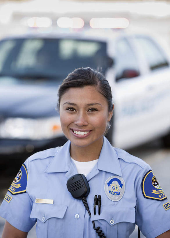 西方人,一个人,警察,警卫,站,笑,微笑,露齿笑,竖图,室外,白天,正面,工作服,制服,汽车,警车,欧洲,欧洲人,仅一个年轻女性,仅一个女性,仅一个人,服装,朦胧,模糊,注视,车,衣服,交通工具,观察,看,站着,服饰,观看,察看,衣着,穿着,关注,载具,警服,工作制服,衣饰,巡逻车,年轻女性,女人,女性,白种人,保安,警卫员,看守,卫兵,站立,半身,彩图,工作套服