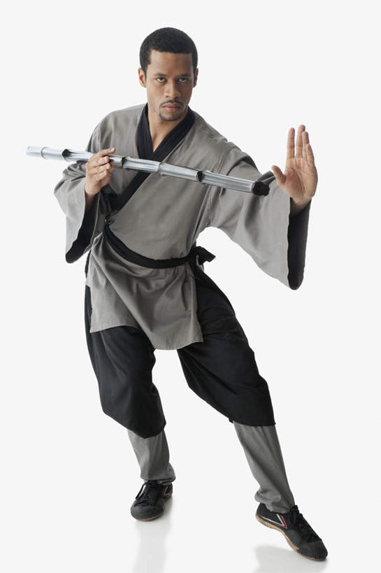 西方人,一个人,站,竖图,室内,白天,白色背景,正面,民族服装,锻炼,运动,武术,欧洲,非洲,黑人,欧洲人,仅一个男性,仅一个人,握,服装,棒子,拿,拿着,注视,仅一个年轻男性,衣服,观察,看,站着,握着,摄影,服饰,影棚,观看,察看,衣着,穿着,关注,武打,武功,衣饰,体育,男人,男性,年轻男性,非洲人,站立,彩图,全身,影棚拍摄,传统服装,民俗服,健身,拍摄,武学