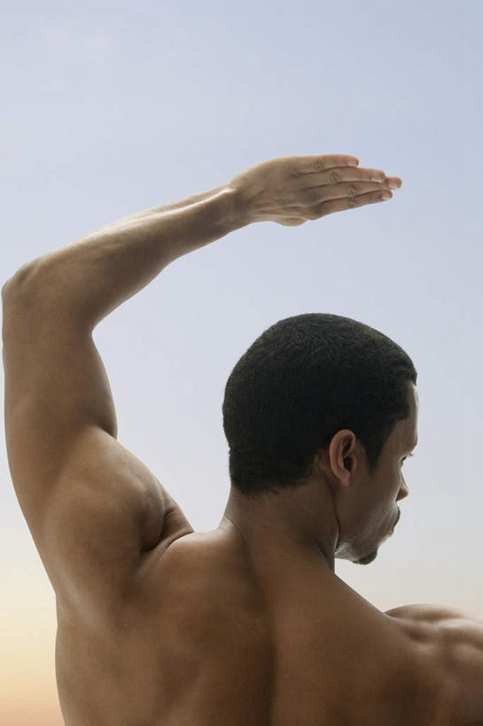 西方人,肌肉,健壮,一个人,站,举,竖图,室外,特写,白天,锻炼,运动,武术,欧洲,非洲,黑人,欧洲人,仅一个男性,仅一个人,阴影,光线,影子,裸露,仅一个年轻男性,背面,蓝色,蓝天,天空,阳光,天,托,站着,健康,活力,力量,晴朗,青春,强壮,裸,武打,武功,万里无云,体育,男人,男性,年轻男性,非洲人,晴空,晴空万里,举起,举手,举着,向上举,向上伸,向上托,站立,半身,彩图,健身,武学