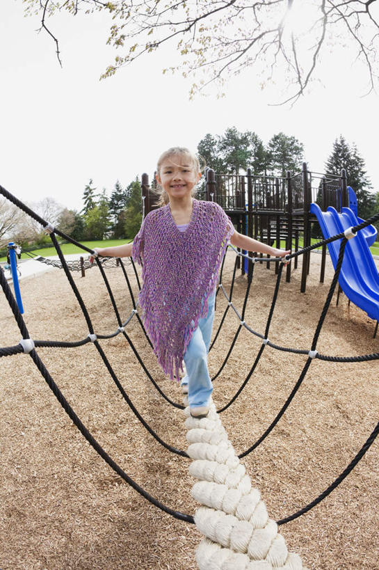 东方人,儿童,一个人,走,笑,微笑,露齿笑,竖图,室外,白天,正面,游戏,纯洁,植物,玩具,亚洲,仅一个女性,仅一个人,服装,玩,注视,休闲装,黄种人,娱乐,架子,树,树木,小孩,衣服,绿色,自然,观察,看,仅一个小孩,休闲,休闲服,可爱,童年,童趣,益智,服饰,生长,成长,观看,活动,察看,攀登架,发泄,关注,消遣,智力,童真,烂漫,无邪,宣泄,天真,女孩,女人,女性,亚洲人,孩子,步行,散步,玩耍,嬉戏,走路,彩图,全身,攀爬架,女生