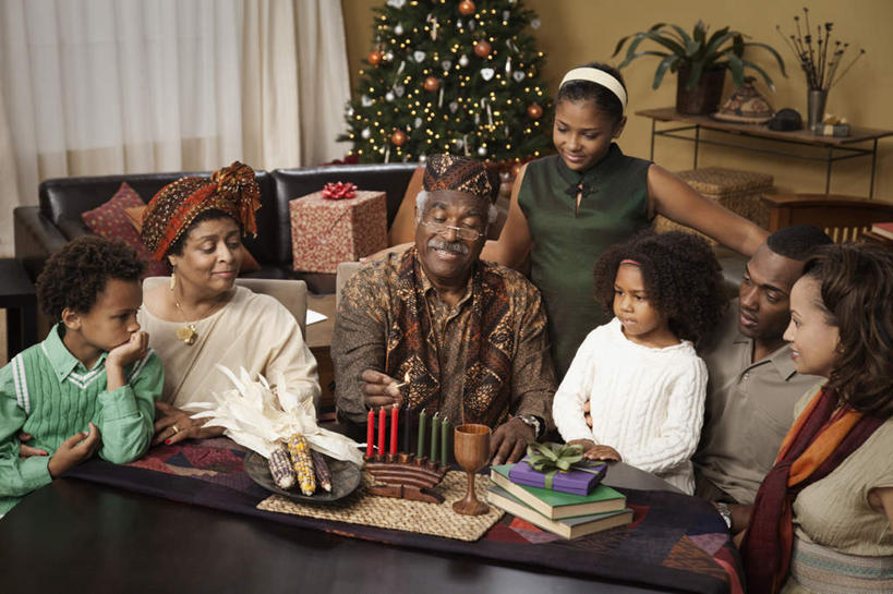 西方人,儿童,中年人,老年人,夫妻,母亲,父亲,女儿,祖母,祖父,三代同堂,客厅,站,坐,笑,微笑,露齿笑,横图,室内,白天,正面,民族服装,爱情,纯洁,植物,窗帘,沙发,桌面,桌子,杯子,礼盒,礼物,书籍,欧洲,非洲,圣诞节,黑人,欧洲人,服装,节日,庆祝,装饰,木制,纸盒,圣诞树,许多人,浪漫,注视,休闲装,文化,祖孙三代,盒子,树,树木,小孩,衣服,绿色,自然,帘子,包装盒,木制品,礼品盒,观察,看,站着,一群人,庆典,休闲,温暖,温馨,父女,母女,休闲服,遮阳,恩爱,父爱,可爱,母爱,童年,童趣,恋人,服饰,礼品,生长,奶奶,爷爷,成长,观看,纪念,祖孙,华丽,修饰,点缀,和睦,察看,起居室,关注,布艺沙发,童真,烂漫,无邪,圣餐杯,外婆,外孙女,外祖母,外公,外祖父,外孙,外孙子,衬托,美观,雅致,雅观,圣杯,客堂,天真,老年男性,老年女性,男孩,男人,男性,女孩,女人,女性,中年男性,中年女性,白种人,非洲人,孩子,夫妇,情侣,全家福,孙女,孙子,书,图书,站立,坐着,半身,彩图,传统服装,民俗服,伴侣,融洽,男生,女生,爸爸,多代同堂,妈妈