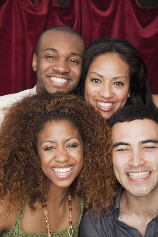 西方人,四个人,伙伴,朋友,站,笑,微笑,露齿笑,竖图,室内,正面,爱情,友谊,窗帘,欧洲,非洲,黑人,欧洲人,服装,装饰,浪漫,注视,休闲装,拍照,衣服,红色,帘子,观察,看,站着,休闲,温暖,温馨,休闲服,遮阳,恩爱,自拍,恋人,摄影,服饰,观看,华丽,修饰,点缀,和睦,察看,关注,衬托,美观,雅致,雅观,大头贴,贴纸相,友情,男人,男性,年轻男性,年轻女性,女人,女性,非洲人,情侣,站立,半身,彩图,照相,伴侣,融洽