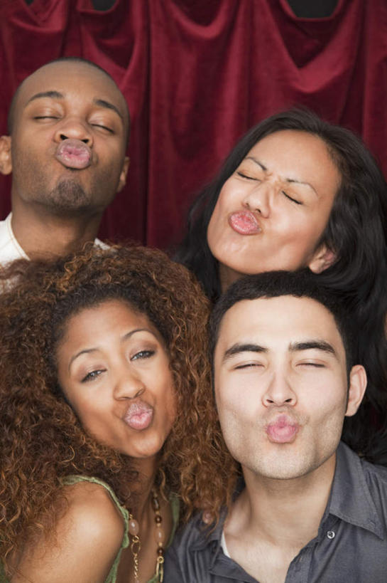 西方人,嘴,四个人,伙伴,朋友,站,闭眼,吻,竖图,室内,正面,爱情,友谊,窗帘,欧洲,非洲,黑人,欧洲人,服装,装饰,浪漫,休闲装,拍照,衣服,红色,帘子,嘟嘴,站着,休闲,温暖,温馨,休闲服,撅嘴,遮阳,恩爱,自拍,恋人,摄影,服饰,华丽,修饰,点缀,和睦,衬托,美观,雅致,雅观,大头贴,贴纸相,友情,男人,男性,年轻男性,年轻女性,女人,女性,非洲人,嘴巴,嘴唇,情侣,闭眼睛,闭着眼,闭着眼睛,亲,亲吻,站立,半身,彩图,照相,伴侣,融洽