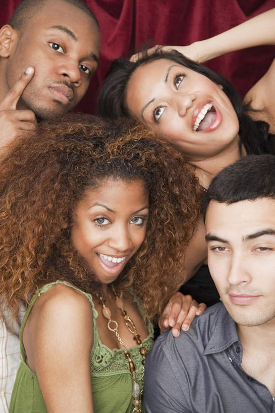 西方人,四个人,伙伴,朋友,站,举,笑,摸,微笑,露齿笑,竖图,室内,正面,爱情,友谊,窗帘,欧洲,非洲,黑人,欧洲人,抚摸,服装,装饰,浪漫,注视,休闲装,拍照,衣服,红色,帘子,观察,看,托,站着,休闲,温暖,温馨,休闲服,遮阳,恩爱,自拍,恋人,摄影,服饰,观看,华丽,修饰,点缀,和睦,察看,关注,衬托,美观,雅致,雅观,大头贴,贴纸相,友情,男人,男性,年轻男性,年轻女性,女人,女性,非洲人,情侣,触摸,接触,举起,举手,举着,向上举,向上伸,向上托,站立,半身,彩图,照相,伴侣,融洽