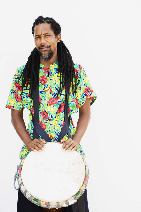 西方人,一个人,站,竖图,室内,白天,白色背景,正面,民族服装,衬衫,欧洲,非洲,黑人,欧洲人,仅一个男性,仅一个人,仅一个中年男性,风俗,民俗,鼓,乐器,注视,观察,看,站着,摄影,影棚,观看,打击乐器,察看,节奏,节拍,关注,非洲鼓,民风,传统乐器,男人,男性,中年男性,非洲人,站立,半身,彩图,影棚拍摄,衬衣,传统服装,民俗服,拍摄,夏威夷衬衫