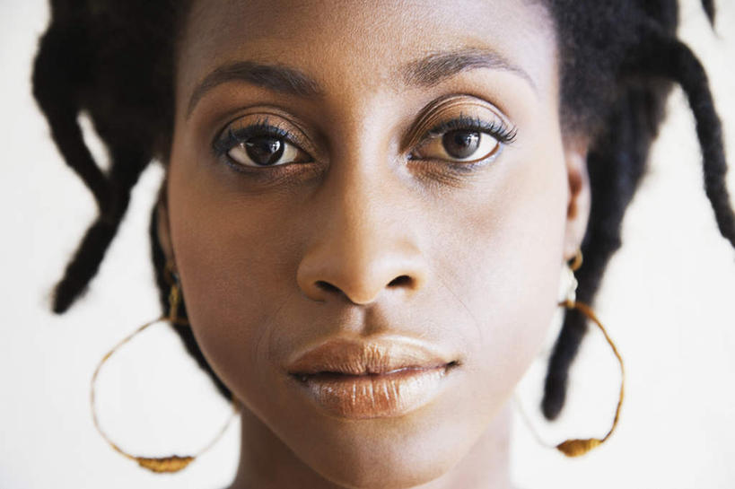 西方人,脸,头,脸颊,脖子,头发,一个人,站,横图,室内,特写,白天,白色背景,正面,欧洲,非洲,黑人,欧洲人,仅一个年轻女性,仅一个女性,仅一个人,注视,装饰品,黑色,耳环,饰品,首饰,观察,看,站着,摄影,影棚,观看,察看,忧愁,忧虑,关注,耳饰,担心,年轻女性,女人,女性,非洲人,头部,卷发,脖,颈,颈部,脸部,脸蛋,面部,站立,半身,彩图,影棚拍摄,拍摄,短发