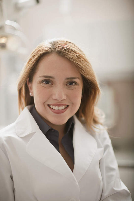 西方人,一个人,医生,医院,站,笑,微笑,露齿笑,竖图,室内,白天,正面,欧洲,欧洲人,仅一个女性,仅一个人,服装,注视,衣服,白色,观察,看,站着,仅一个中年女性,医护人员,医疗人员,服饰,观看,察看,衣着,白大褂,穿着,关注,实验服,医疗机构,衣饰,女人,女性,中年女性,白种人,大夫,站立,半身,彩图,病院,诊所,实验衣