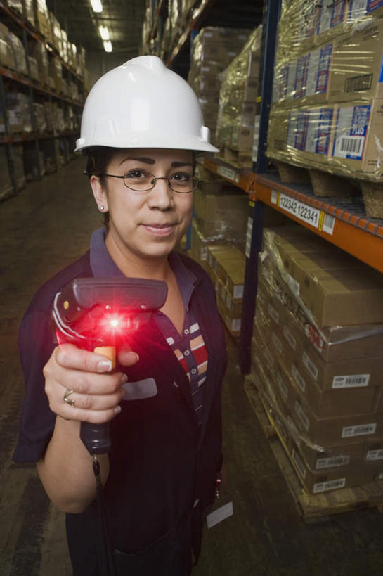 西方人,一个人,站,竖图,俯视,室内,白天,工作服,制服,帽子,欧洲,欧洲人,仅一个年轻女性,仅一个女性,仅一个人,一副,握,服装,头盔,眼镜,办公用品,拿,仓库,拿着,注视,货架,架子,衣服,安全帽,容器,扫描仪,观察,看,站着,握着,服饰,观看,储藏,扫描,办公设备,固定,察看,衣着,储存,穿着,关注,陈列架,近视眼镜,输出设备,超市货架,工作制服,衣饰,年轻女性,女人,女性,白种人,站立,半身,彩图,高角度拍摄,工作套服,货盘,贮存