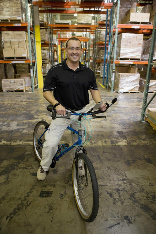 西方人,一个人,站,笑,微笑,露齿笑,竖图,室内,白天,正面,自行车,欧洲,欧洲人,仅一个男性,仅一个人,仅一个中年男性,一辆,握,服装,裤子,仓库,注视,牛仔裤,休闲装,货架,架子,车,脚踏车,衣服,容器,交通工具,观察,看,站着,休闲,休闲服,握着,服饰,观看,储藏,固定,察看,储存,关注,载具,陈列架,超市货架,男人,男性,中年男性,白种人,站立,彩图,全身,货盘,贮存