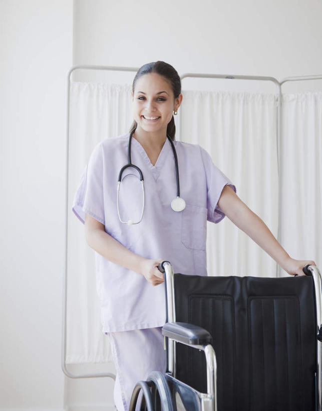 西方人,一个人,护士,医院,站,推,笑,微笑,露齿笑,竖图,室内,白天,正面,工作服,制服,欧洲,欧洲人,仅一个年轻女性,仅一个女性,仅一个人,工具,注视,轮椅,听诊器,复健,观察,看,站着,康复,器械,观看,察看,医疗设备,白衣天使,关注,医疗器械,防护服,医疗工具,隔离服,无菌服,医疗机构,辅助设备,工作制服,检测工具,年轻女性,女人,女性,白种人,站立,半身,彩图,工作套服,病院,诊所,防静电工装,隔工作服,洁净工装,洁净工作服,净化服,无尘工作服,无尘衣