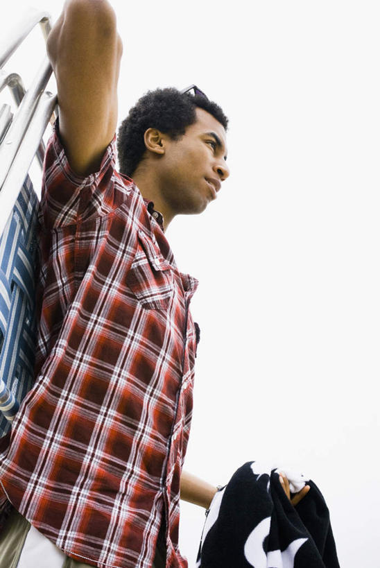 西方人,一个人,站,举,竖图,室外,白天,仰视,衬衫,欧洲,欧洲人,仅一个男性,仅一个人,服装,纺织物,拎,注视,休闲装,仅一个年轻男性,衣服,毛巾,观察,看,清洁,托,站着,休闲,休闲服,服饰,观看,保暖,察看,关注,透气,防水,储水,耐磨,吸水,男人,男性,年轻男性,白种人,举起,举手,举着,向上举,向上伸,向上托,站立,半身,彩图,低角度拍摄,衬衣,海滩巾,拎着