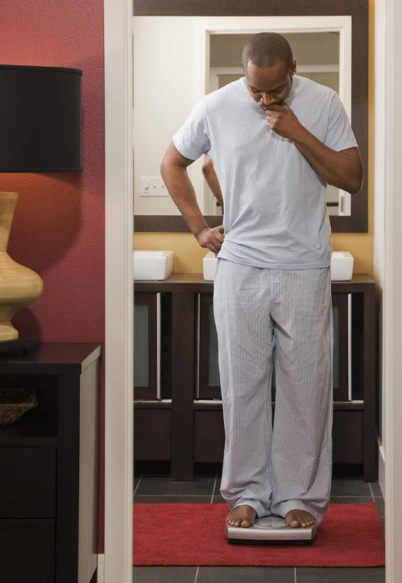 西方人,一个人,站,竖图,室内,白天,正面,仪器,镜子,卫生间,洗手间,纺织品,欧洲,非洲,黑人,欧洲人,仅一个男性,仅一个人,仅一个中年男性,握,阴影,睡衣,反射,水槽,毯子,影子,生活,注视,水斗,手叉腰,纺织,一个,红色,垫子,叉腰,低头,观察,看,站着,健康,握着,单个,观看,镜像,察看,衡量,体重,镜面,关注,门垫,计量,衡器,健康秤,寝衣,男人,男性,中年男性,非洲人,厕所,秤,体重秤,站立,彩图,全身