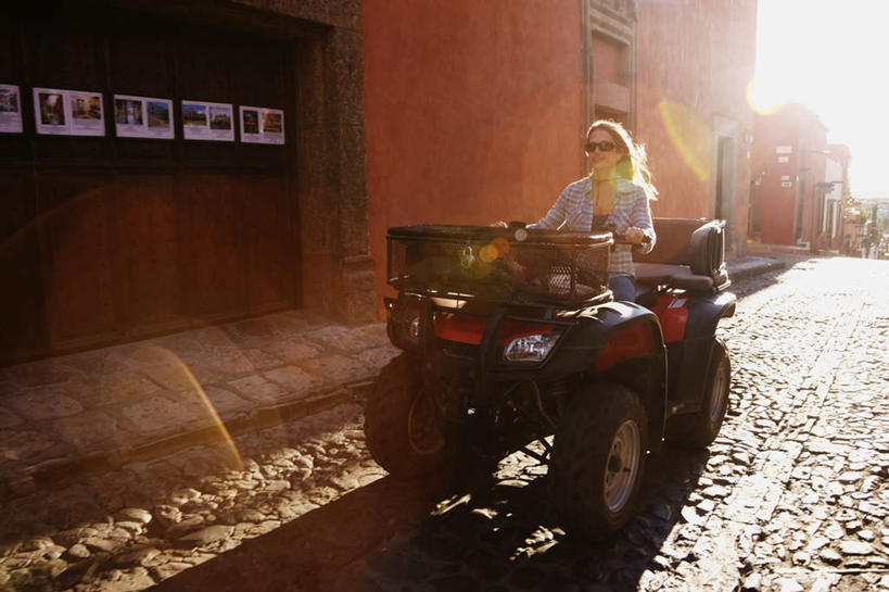 西方人,一个人,坐,横图,室外,白天,正面,道路,路,越野车,汽车,欧洲,欧洲人,仅一个女性,仅一个人,一副,一辆,阴影,服装,朦胧,模糊,光线,墨镜,眼镜,影子,墙,小路,交通,注视,休闲装,墙壁,墙面,车,衣服,阳光,太阳镜,太阳眼镜,交通工具,观察,驾驶,看,行驶,仅一个中年女性,休闲,休闲服,遮阳镜,服饰,观看,操纵,控制,察看,关注,载具,四驱车,操控,把持,女人,女性,中年女性,白种人,坐着,彩图,全身,眩光