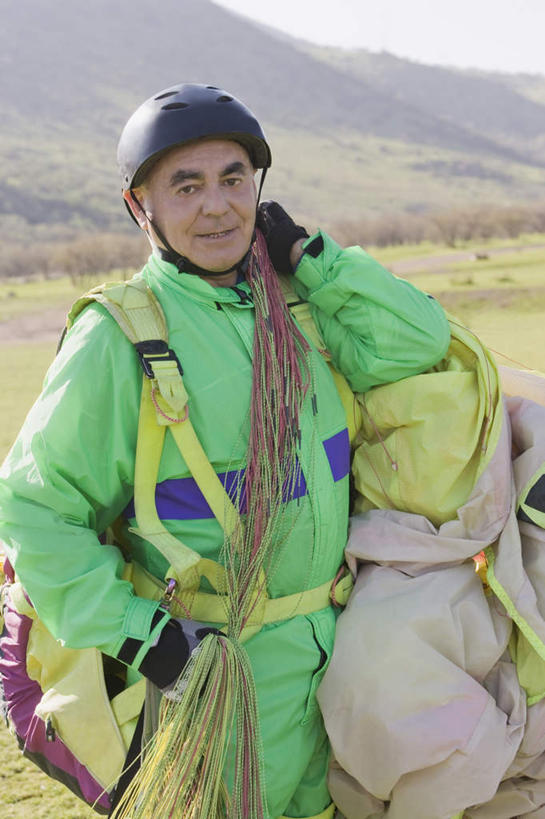 西方人,一个人,跳伞运动员,站,竖图,室外,白天,正面,运动服,安全,跳伞,草地,草坪,山,山脉,植物,帽子,降落伞,欧洲,欧洲人,仅一个男性,仅一个人,握,阴影,服装,朦胧,模糊,光线,头盔,影子,山峰,防护,山峦,着陆,注视,草,衣服,绿色,阳光,安全帽,手套,群山,观察,看,站着,仅一个老年男性,握着,服饰,观看,保护,登陆,察看,衣着,穿着,关注,载具,下降,降落,保险,保全,周全,安稳,安定,防护手套,衣饰,航空工具,减速器,平安,老年男性,男人,男性,白种人,伞兵,跳伞人,跳伞员,跳伞者,站立,半身,彩图,运动装