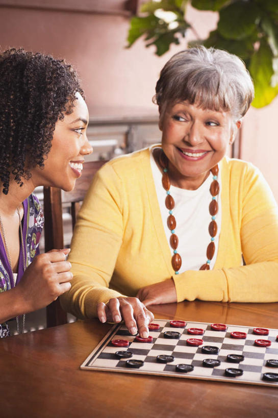 西方人,两个人,家庭,母亲,女儿,坐,笑,微笑,露齿笑,竖图,室内,白天,正面,游戏,快乐,比赛,竞争,植物,桌面,桌子,项链,欧洲,非洲,黑人,欧洲人,握,服装,木制,拿,玩,拿着,扭头,注视,休闲装,娱乐,装饰品,树,树木,衣服,绿色,自然,木制品,饰品,首饰,观察,看,转头,休闲,温暖,温馨,母女,一家人,休闲服,棋盘,母爱,益智,握着,服饰,生长,成长,观看,活动,和睦,察看,发泄,关注,消遣,智力,黑白棋,宣泄,翻棋,翻转棋,奥赛罗棋,年轻女性,女人,女性,中年女性,非洲人,玩耍,嬉戏,坐着,半身,彩图,融洽