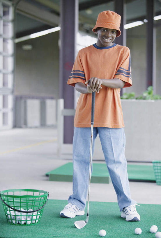 西方人,儿童,一个人,站,笑,微笑,露齿笑,竖图,室外,白天,正面,锻炼,旅游,度假,纯洁,运动,帽子,欧洲,非洲,黑人,欧洲人,仅一个男性,仅一个人,握,服装,裤子,高尔夫,高尔夫球,拿,拿着,注视,牛仔裤,休闲装,娱乐,小孩,衣服,遮阳帽,垫子,观察,看,站着,仅一个小孩,享受,休闲,休闲服,橙色,放松,可爱,童年,童趣,握着,服饰,观看,察看,高尔夫球杆,关注,室外运动,户外运动,童真,烂漫,无邪,高尔夫运动,高尔夫球具,天真,男孩,男人,男性,非洲人,孩子,站立,彩图,全身,健身,打击垫,高尔夫打击垫,高尔夫挥杆垫,挥杆垫,男生