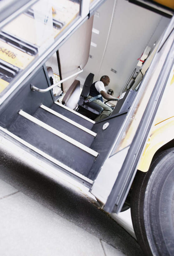 西方人,一个人,司机,栏杆,坐,竖图,室外,白天,仰视,楼梯,公共汽车,椅子,欧洲,非洲,黑人,欧洲人,仅一个男性,仅一个人,仅一个中年男性,一辆,服装,扶手,阶梯,注视,休闲装,护栏,台阶,车,衣服,交通工具,观察,看,休闲,休闲服,服饰,观看,察看,关注,载具,校车,男人,男性,中年男性,非洲人,驾驶员,坐着,半身,彩图,低角度拍摄