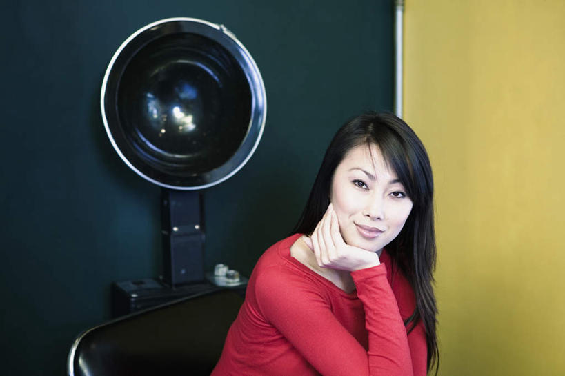 东方人,一个人,理发师,坐,笑,微笑,横图,室内,白天,正面,椅子,亚洲,仅一个年轻女性,仅一个女性,仅一个人,撑,服装,工具,托腮,注视,休闲装,黄种人,设备,衣服,红色,观察,看,托,休闲,休闲服,服饰,观看,察看,关注,托下巴,烫发机,美发工具,美发设备,年轻女性,女人,女性,亚洲人,发型师,理发员,美发师,坐着,半身,彩图,剪发椅,理发椅,美发椅,液压椅,油压椅