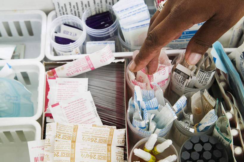 西方人,手,一个人,医院,横图,俯视,室内,特写,白天,欧洲,非洲,黑人,欧洲人,仅一个女性,仅一个人,握,纱布,拿,拿着,仅一个中年女性,手部,治疗,握着,单手,固定,医疗,医疗机构,止血,女人,女性,中年女性,非洲人,绷带,半身,彩图,高角度拍摄,病院,诊所