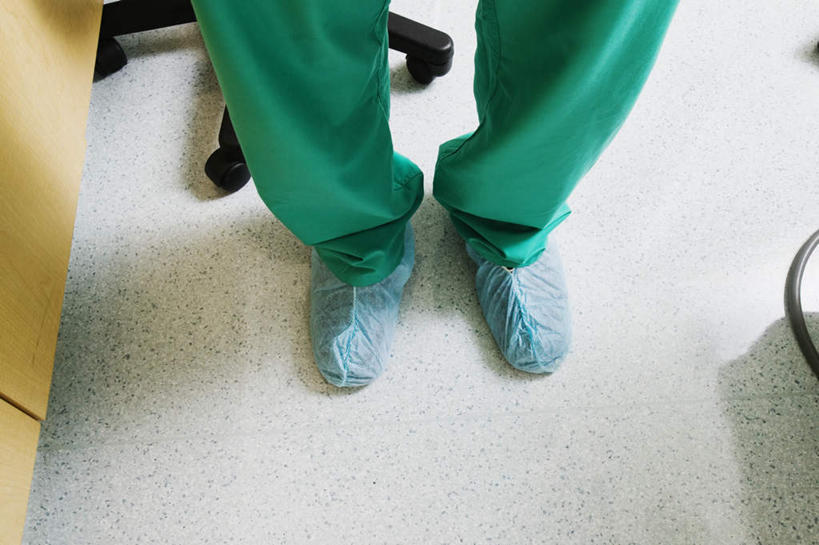 东方人,一个人,医生,医院,站,横图,俯视,室内,白天,工作服,制服,亚洲,仅一个男性,仅一个人,仅一个中年男性,黄种人,绿色,站着,医护人员,医疗人员,白大褂,防护服,隔离服,无菌服,医疗机构,鞋套,工作制服,男人,男性,中年男性,亚洲人,大夫,站立,半身,彩图,高角度拍摄,工作套服,病院,诊所,防静电工装,隔工作服,洁净工装,洁净工作服,净化服,无尘工作服,无尘衣,鞋罩,一次性鞋套