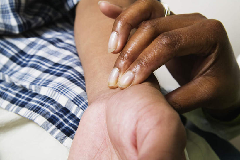 西方人,手,两个人,医生,病人,医院,横图,俯视,室内,特写,白天,欧洲,非洲,黑人,欧洲人,服装,休闲装,衣服,按,医护人员,医疗人员,休闲,手部,休闲服,服饰,白大褂,病患,把脉,医疗机构,切脉,评脉,男人,男性,年轻男性,女人,女性,中年女性,白种人,非洲人,大夫,患者,就医者,半身,彩图,高角度拍摄,病院,诊所