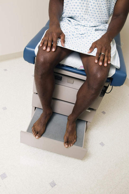 西方人,一个人,病人,医院,坐,竖图,俯视,室内,白天,床,欧洲,非洲,黑人,欧洲人,仅一个男性,仅一个人,仅一个中年男性,服装,床单,被子,衣服,病床,服饰,被单,衣着,穿着,病患,医疗机构,病号服,衣饰,男人,男性,中年男性,非洲人,患者,就医者,坐着,半身,彩图,高角度拍摄,病院,诊所,护理床,医疗床