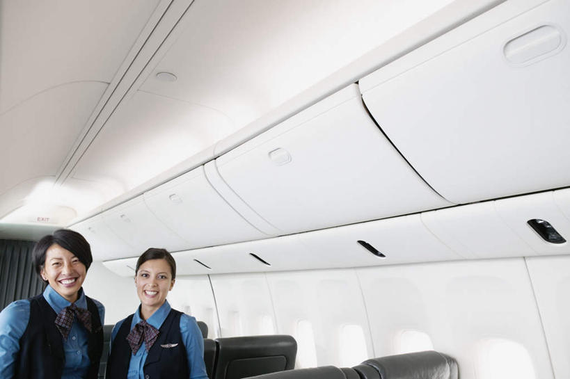 东方人,西方人,两个人,伙伴,朋友,空姐,站,笑,微笑,露齿笑,横图,室内,白天,正面,工作服,制服,友谊,合作,团队,飞机,椅子,欧洲,欧洲人,亚洲,交通,注视,黄种人,航空,领巾,围巾,交通工具,观察,看,站着,乘务员,航空乘务员,空乘,战略,搭,运输,观看,察看,客机,搭着,关注,载具,联合,合谋,工作制服,配合,协作,年轻女性,女人,女性,中年女性,白种人,亚洲人,站立,半身,彩图,工作套服