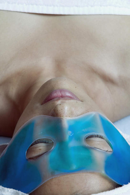 脸,头,脸颊,一个人,躺,闭眼,竖图,俯视,室内,特写,白天,亚洲,仅一个年轻女性,仅一个女性,仅一个人,裸露,眼罩,遮,遮掩,掩盖,遮挡,裸,遮盖,掩饰,卧着,年轻女性,女人,女性,亚洲人,印度人,头部,脸部,脸蛋,面部,闭眼睛,闭着眼,闭着眼睛,躺着,卧,半身,彩图,高角度拍摄,睡眠眼罩,遮光眼罩