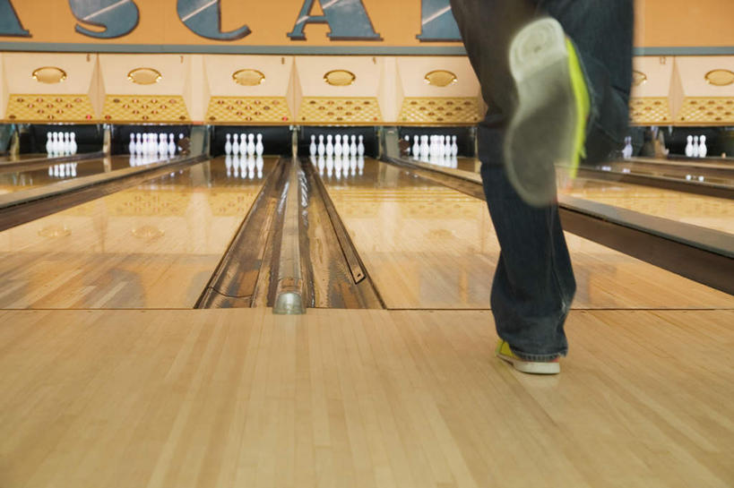 西方人,一个人,站,横图,室内,白天,锻炼,运动,保龄球,欧洲,欧洲人,仅一个男性,仅一个人,服装,保龄球馆,保龄球瓶,速度,休闲装,娱乐,运动器械,球道,仅一个年轻男性,背面,衣服,站着,享受,休闲,休闲服,健身器械,放松,力量,平衡,服饰,技巧,协调,健身器材,灵敏,球馆,柔韧,室内运动,趣味,耐力,抗争,球瓶,保龄球道,指孔,体育,地滚球,男人,男性,年轻男性,白种人,站立,半身,彩图,健身,运动器材