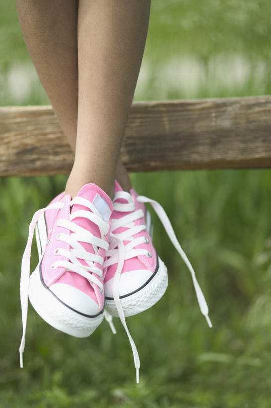 西方人,儿童,一个人,栏杆,坐,竖图,室外,特写,白天,正面,纯洁,草地,草坪,植物,鞋子,欧洲,非洲,黑人,欧洲人,仅一个女性,仅一个人,朦胧,模糊,围栏,护栏,草,小孩,绿色,仅一个小孩,可爱,童年,童趣,休闲鞋,板鞋,童真,烂漫,无邪,天真,女孩,女人,女性,非洲人,孩子,坐着,半身,彩图,女生