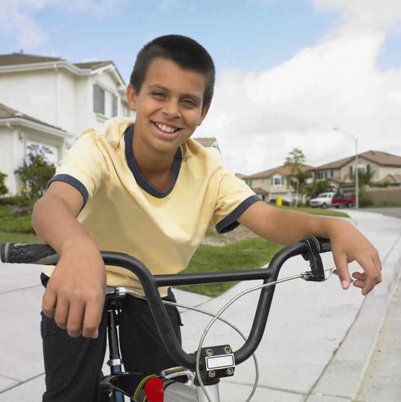 西方人,儿童,一个人,家,坐,笑,微笑,露齿笑,竖图,室外,白天,正面,纯洁,别墅,自行车,欧洲,欧洲人,仅一个男性,仅一个人,阴影,服装,光线,影子,房屋,屋子,云,云朵,公寓,云彩,注视,休闲装,洋房,楼房,住宅,车,脚踏车,小孩,衣服,蓝色,白云,蓝天,天空,阳光,交通工具,天,观察,看,仅一个小孩,骑车,休闲,休闲服,可爱,童年,童趣,服饰,晴朗,观看,察看,关注,载具,儿童车,童真,烂漫,无邪,儿童自行车,天真,男孩,男人,男性,白种人,孩子,晴空,坐着,半身,彩图,房子,男生