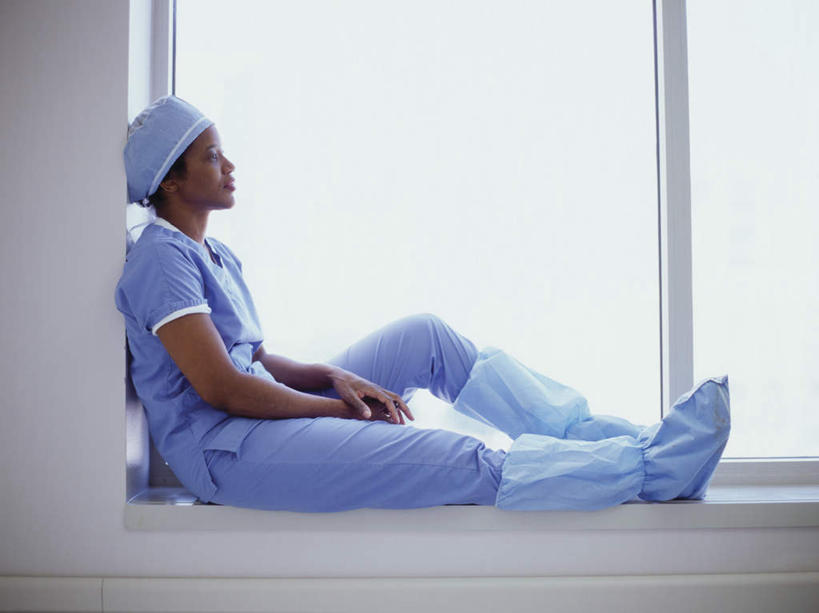 西方人,一个人,医生,医院,坐,横图,室内,白天,侧面,工作服,制服,窗户,帽子,欧洲,非洲,黑人,欧洲人,仅一个女性,仅一个人,墙,注视,玻璃窗,墙壁,墙面,蓝色,白色,观察,看,靠,靠着,倚靠,仅一个中年女性,医护人员,医疗人员,观看,察看,倚着,白大褂,关注,防护服,隔离服,无菌服,医疗机构,鞋套,医生帽,工作制服,女人,女性,中年女性,非洲人,大夫,坐着,彩图,全身,工作套服,病院,诊所,防静电工装,隔工作服,洁净工装,洁净工作服,净化服,无尘工作服,无尘衣,鞋罩,一次性鞋套