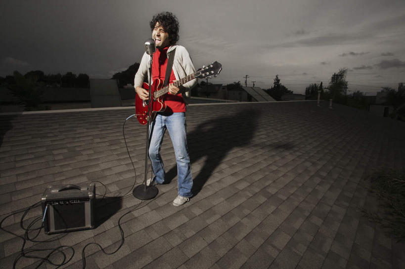 西方人,一个人,站,横图,室外,白天,正面,欧洲,欧洲人,仅一个男性,仅一个人,握,阴影,服装,反射,影子,乌云,云,阴天,云朵,吉他,乐器,弦乐器,弹奏,拿,云彩,拿着,注视,休闲装,仅一个年轻男性,衣服,天空,话筒,天,观察,看,站着,休闲,休闲服,握着,唱歌,服饰,观看,察看,麦克风,昏暗,阴沉,关注,扩音器,弹拨弦鸣乐器,演唱,传声器,歌唱,微音器,男人,男性,年轻男性,白种人,站立,彩图,全身,弹拨弦乐器