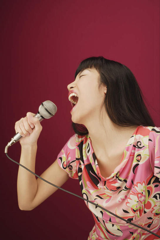 西方人,一个人,歌唱家,站,闭眼,竖图,室内,白天,正面,欧洲,欧洲人,仅一个年轻女性,仅一个女性,仅一个人,握,红色背景,服装,拿,拿着,休闲装,一个,衣服,话筒,站着,张嘴,休闲,休闲服,握着,唱歌,摄影,服饰,影棚,单个,麦克风,扩音器,演唱,传声器,张大嘴巴,歌唱,微音器,年轻女性,女人,女性,白种人,张开嘴,歌手,闭眼睛,闭着眼,闭着眼睛,站立,半身,彩图,影棚拍摄,拍摄