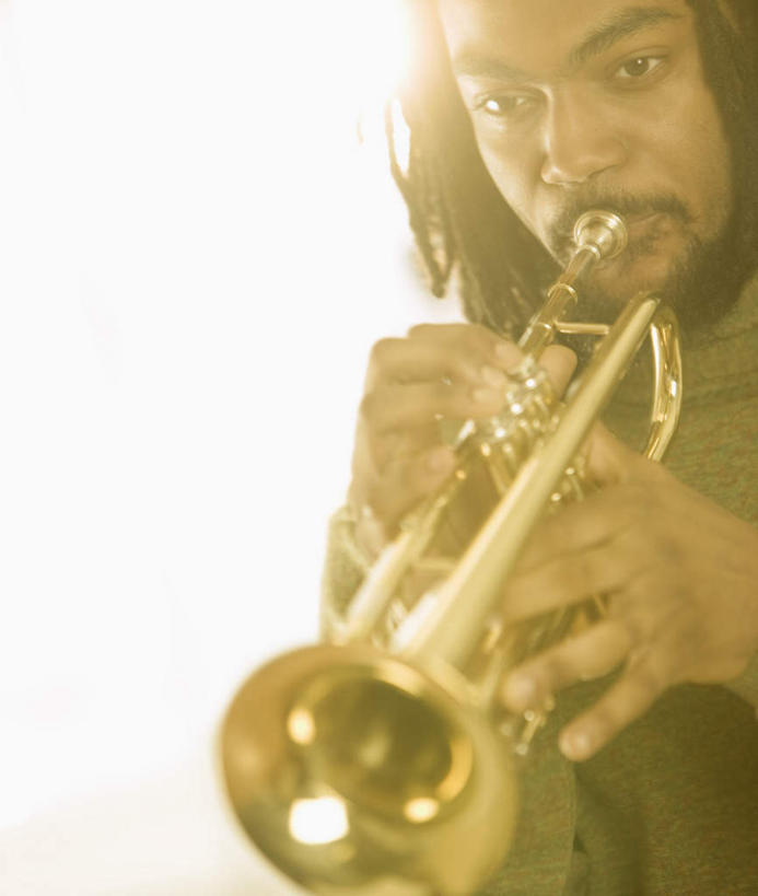 西方人,胡须,一个人,站,竖图,室内,白天,白色背景,正面,欧洲,非洲,黑人,欧洲人,仅一个男性,仅一个人,握,服装,乐器,铜管乐器,小号,背光,吹奏,拿,演奏,拿着,注视,仅一个年轻男性,衣服,观察,看,站着,握着,摄影,服饰,影棚,观看,察看,衣着,穿着,关注,铜管,逆光,衣饰,男人,男性,年轻男性,非洲人,胡子,络腮胡,站立,半身,彩图,影棚拍摄,拍摄