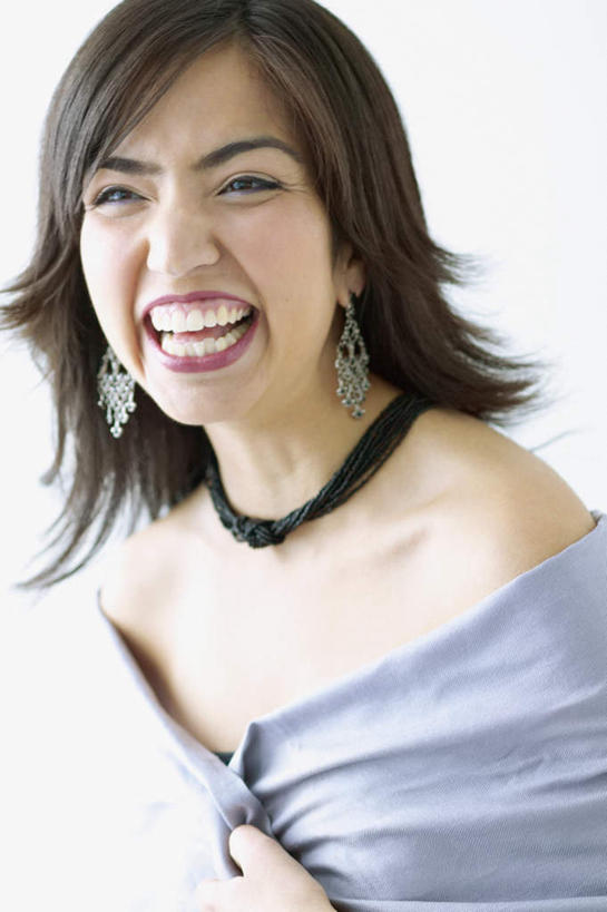 西方人,一个人,站,笑,微笑,露齿笑,竖图,室内,白天,白色背景,正面,项链,欧洲,欧洲人,仅一个年轻女性,仅一个女性,仅一个人,服装,注视,装饰品,衣服,耳环,披肩,饰品,首饰,观察,看,站着,摄影,服饰,影棚,观看,察看,衣着,穿着,关注,耳饰,衣饰,年轻女性,女人,女性,白种人,站立,半身,彩图,影棚拍摄,拍摄,云肩