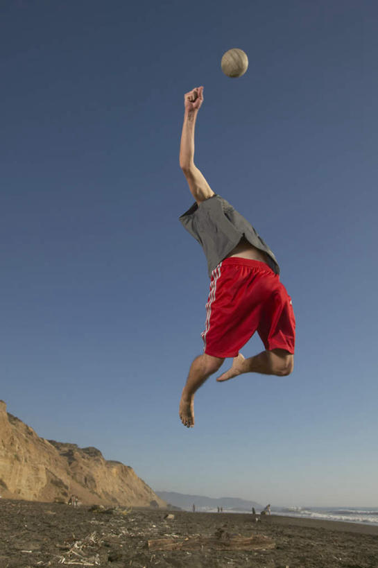 西方人,一个人,跳,举,竖图,室外,白天,仰视,运动服,锻炼,旅游,度假,运动,排球,欧洲,欧洲人,仅一个男性,仅一个人,阴影,服装,光线,影子,排球装备,半空,沙滩排球,注视,娱乐,运动器械,仅一个年轻男性,衣服,红色,蓝色,蓝天,天空,阳光,天,观察,看,托,享受,休闲,健身器械,放松,服饰,晴朗,观看,察看,衣着,穿着,关注,室外运动,健身器材,户外运动,沙排,万里无云,衣饰,排球运动,男人,男性,年轻男性,白种人,晴空,晴空万里,举起,举手,举着,跳跃,向上举,向上伸,向上托,彩图,低角度拍摄,全身,健身,运动器材,运动装